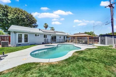 Exterior - 221 S 8th St, Dixon, CA 95620 photo 12 of 17