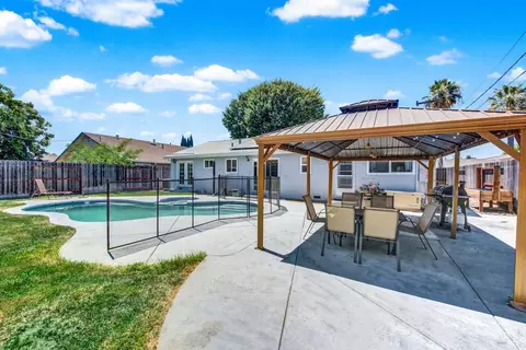 Exterior - 221 S 8th St, Dixon, CA 95620 photo 11 of 17