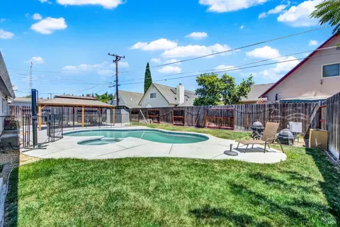 Exterior - 221 S 8th St, Dixon, CA 95620 photo 15 of 17