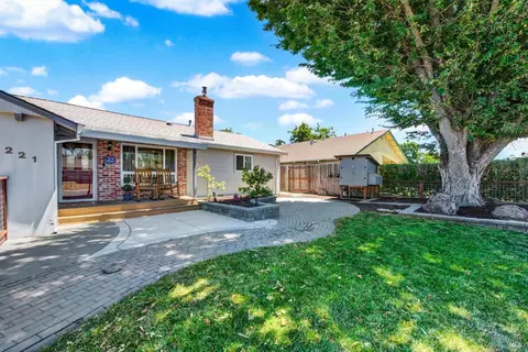 Exterior - 221 S 8th St, Dixon, CA 95620 photo 5 of 17