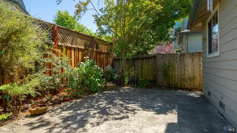 Exterior - 950 Wright St, Santa Rosa, CA 95404 photo 4 of 10