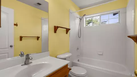 Bath - 950 Wright St, Santa Rosa, CA 95404 photo 3 of 3
