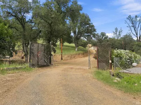 Exterior - 1480 Kenyon Dr, Redding, CA 96001 photo 2 of 10
