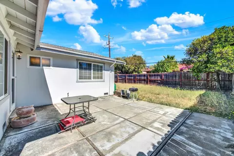 Exterior - 272 Jasmine St, Fairfield, CA 94533 photo 5 of 22