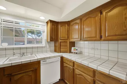 Kitchen - 272 Jasmine St, Fairfield, CA 94533 photo 5 of 7