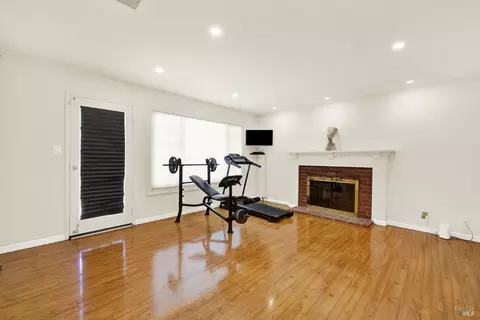 Living - 272 Jasmine St, Fairfield, CA 94533 photo 5 of 6
