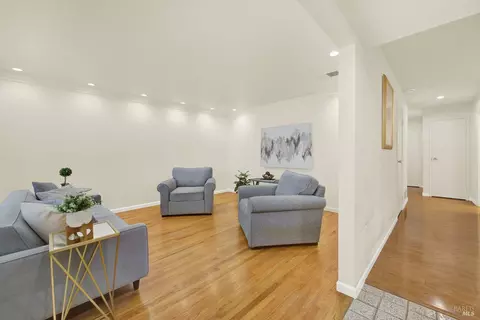 Living - 272 Jasmine St, Fairfield, CA 94533 photo 2 of 6