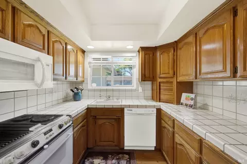 Kitchen - 272 Jasmine St, Fairfield, CA 94533 photo 4 of 7