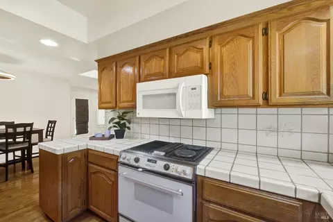 Kitchen - 272 Jasmine St, Fairfield, CA 94533 photo 6 of 7