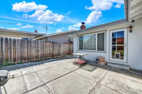 Exterior - 272 Jasmine St, Fairfield, CA 94533 photo 7 of 22