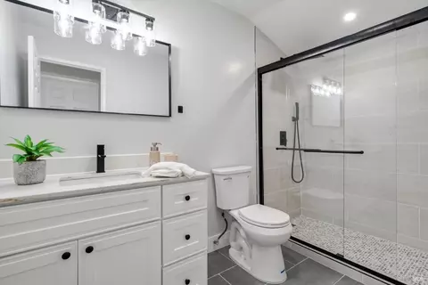 Bath - 43 Garthe Ct, Vallejo, CA 94591 photo 2 of 3