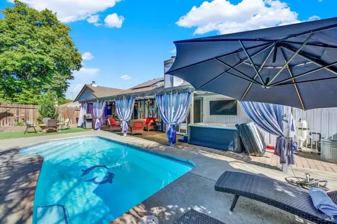 Exterior - 1495 Madera Dr, Dixon, CA 95620 photo 5 of 15