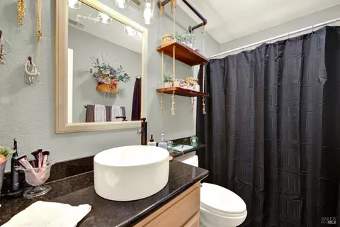 Bath - 1495 Madera Dr, Dixon, CA 95620 photo 4 of 4