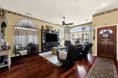 Living - 1495 Madera Dr, Dixon, CA 95620 photo 2 of 6