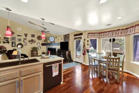 Kitchen - 1495 Madera Dr, Dixon, CA 95620 photo 5 of 8