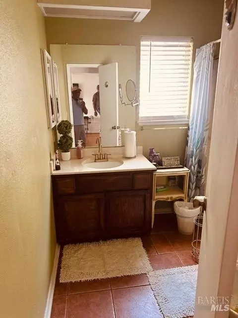 Bath - 200 Paddlewheel Dr, Vallejo, CA 94591 photo 4 of 5