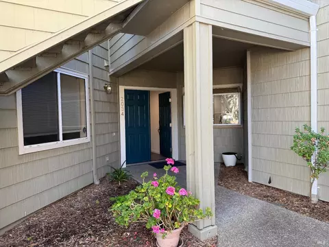 2034 Stonefield Ln, Santa Rosa, CA 95403