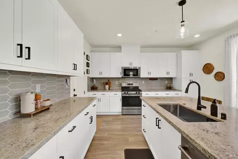Kitchen - 5850 Maroon Pl, Fairfield, CA 94533 photo 4 of 9