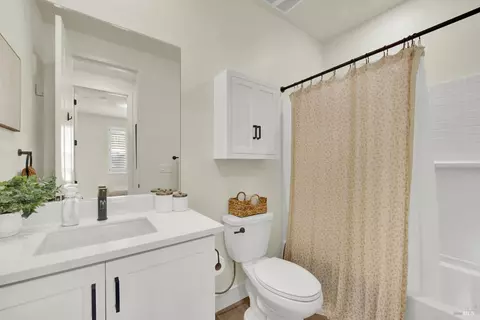 Bath - 5850 Maroon Pl, Fairfield, CA 94533 photo 1 of 5