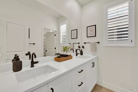 Bath - 5850 Maroon Pl, Fairfield, CA 94533 photo 4 of 5