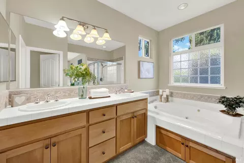 Bath - 911 Walden Ct, Fairfield, CA 94533 photo 3 of 4