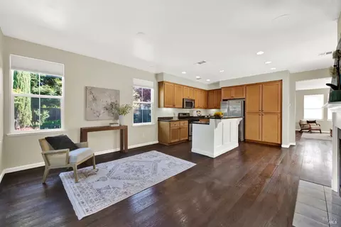 Living - 911 Walden Ct, Fairfield, CA 94533 photo 3 of 4