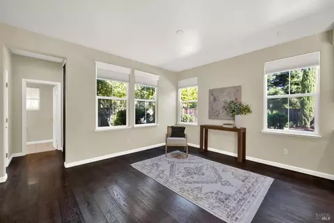 Living - 911 Walden Ct, Fairfield, CA 94533 photo 2 of 4