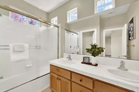 Bath - 911 Walden Ct, Fairfield, CA 94533 photo 2 of 4