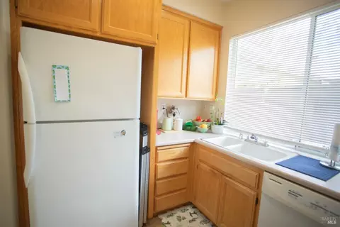 Kitchen - 827 Glen Miller Dr, Windsor, CA 95492 photo 3 of 4