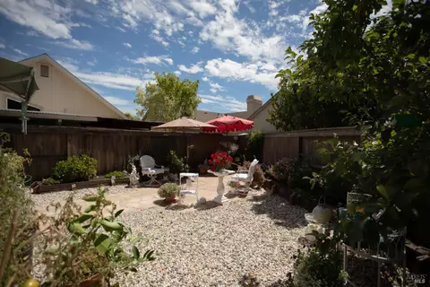 Exterior - 827 Glen Miller Dr, Windsor, CA 95492 photo 5 of 6