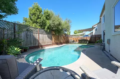 Exterior - 415 Decanter Cir, Windsor, CA 95492 photo 2 of 4