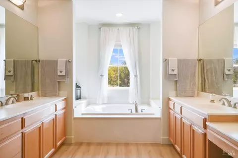 Bath - 415 Decanter Cir, Windsor, CA 95492 photo 2 of 5