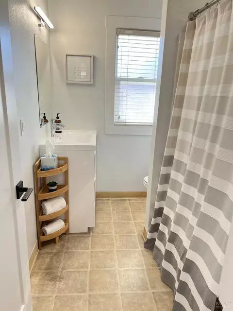 Bath - 1343 B St, Napa, CA 94559 photo 2 of 2