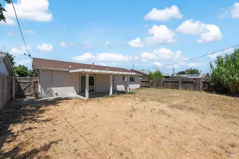 Exterior - 1006 Buchanan St, Fairfield, CA 94533 photo 4 of 9