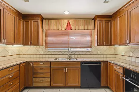 Kitchen - 1032 Atherton St, Vallejo, CA 94590 photo 4 of 7