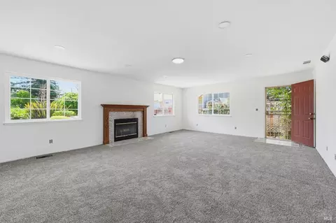 Living - 1032 Atherton St, Vallejo, CA 94590 photo 13 of 15