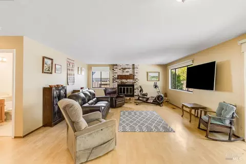 Living - 848 Wellfleet Dr, Vallejo, CA 94591 photo 2 of 4