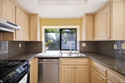 Kitchen - 249 Valley Oak Ln, Vallejo, CA 94591 photo 3 of 5