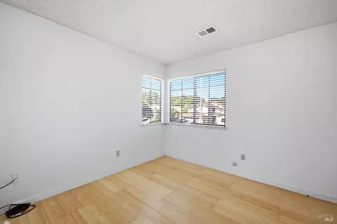 Bedroom - 249 Valley Oak Ln, Vallejo, CA 94591 photo 8 of 12