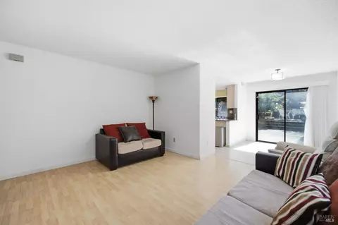 Living - 249 Valley Oak Ln, Vallejo, CA 94591 photo 7 of 9