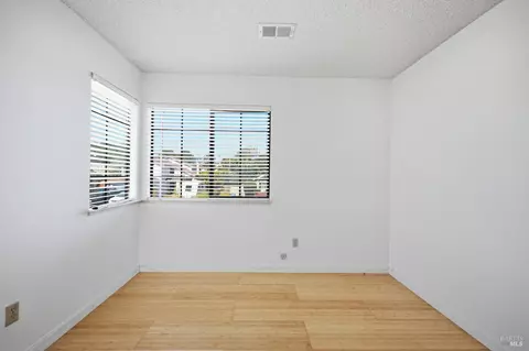 Bedroom - 249 Valley Oak Ln, Vallejo, CA 94591 photo 9 of 12
