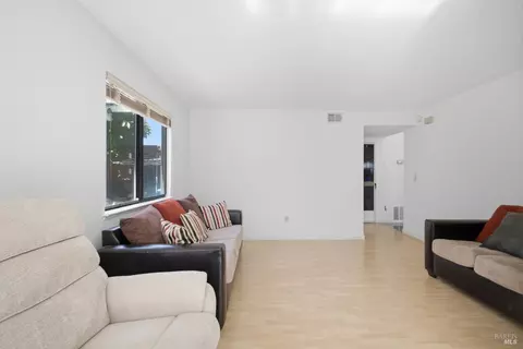 Living - 249 Valley Oak Ln, Vallejo, CA 94591 photo 6 of 9