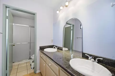 Bath - 249 Valley Oak Ln, Vallejo, CA 94591 photo 4 of 8