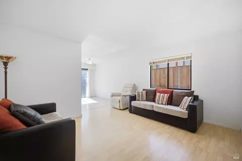 Living - 249 Valley Oak Ln, Vallejo, CA 94591 photo 8 of 9