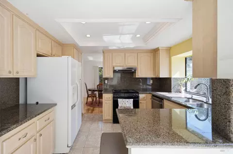 Kitchen - 249 Valley Oak Ln, Vallejo, CA 94591 photo 5 of 5