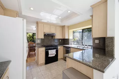 Kitchen - 249 Valley Oak Ln, Vallejo, CA 94591 photo 4 of 5
