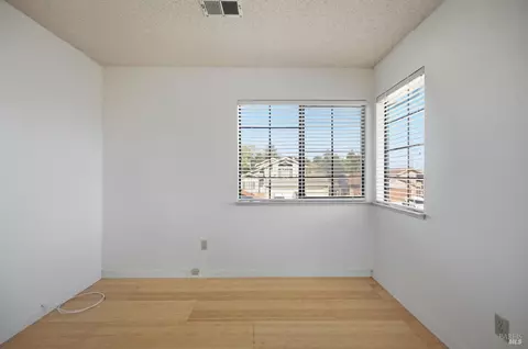 Bedroom - 249 Valley Oak Ln, Vallejo, CA 94591 photo 10 of 12