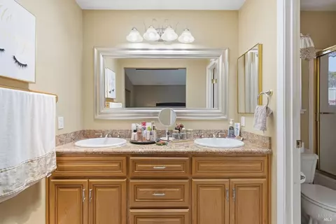 Bath - 601 Seahorse Dr, Vallejo, CA 94591 photo 2 of 3