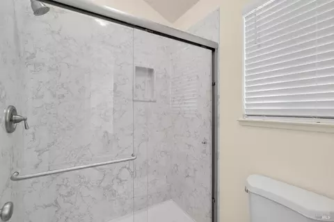 Bath - 131 William Cir, Cloverdale, CA 95425 photo 2 of 3