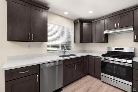 Kitchen - 131 William Cir, Cloverdale, CA 95425 photo 3 of 4